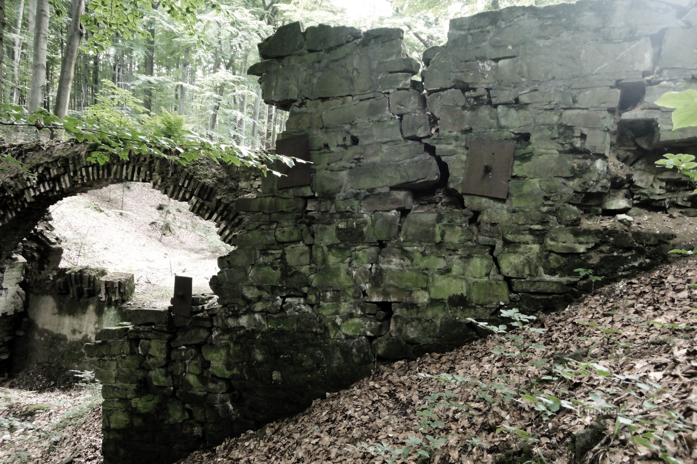 les ruines du pont dans le parc du château de Dobroslavice