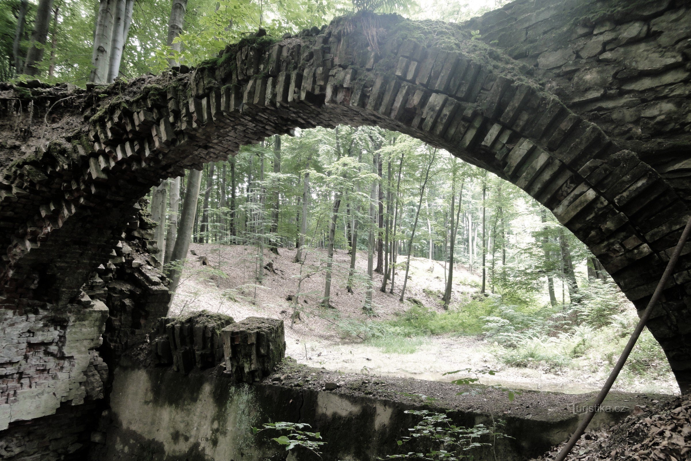 les ruines du pont dans le parc du château de Dobroslavice