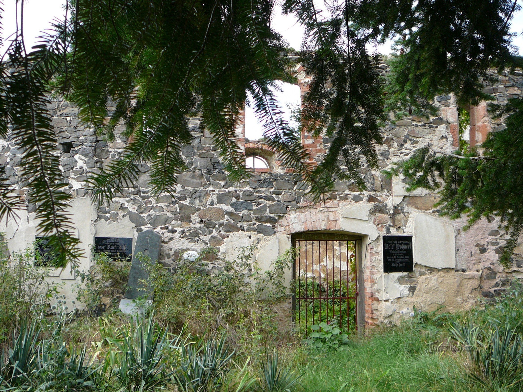 入口から墓地への廃墟