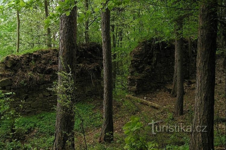 Perštejn ruin: rester af mure