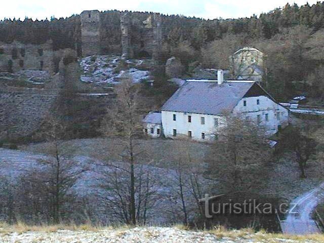 Ruínas de Rokštejn no inverno