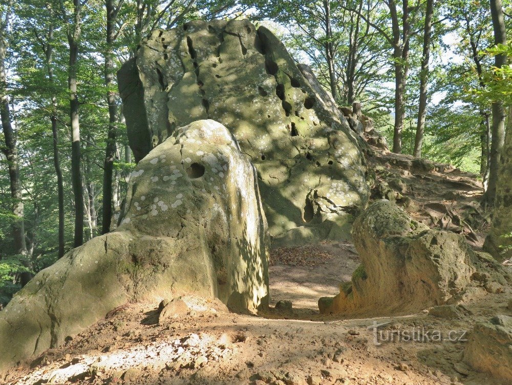 As ruínas do castelo rochoso Rýsov perto de Provodov