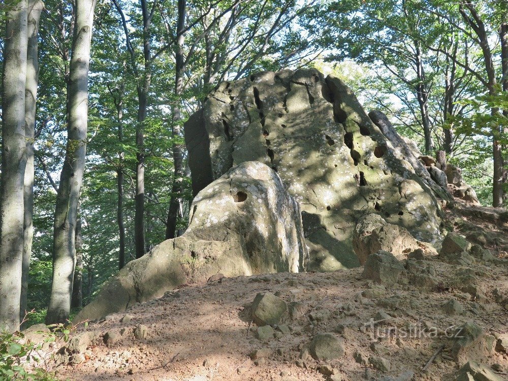 De ruïnes van het rotskasteel Rýsov bij Provodov