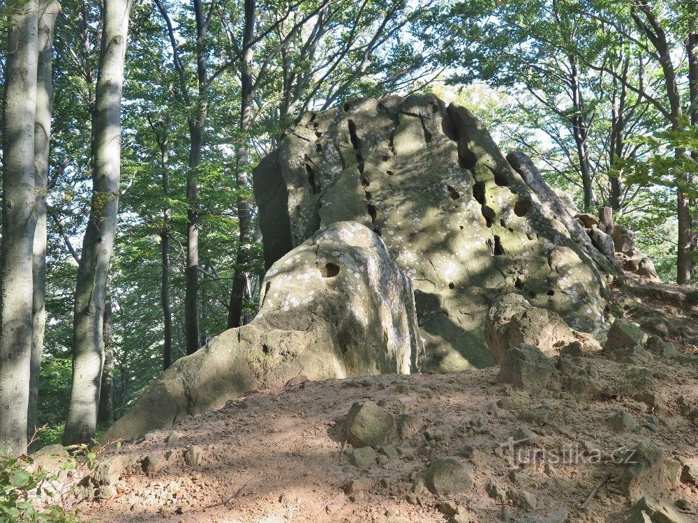 Le rovine del castello rupestre di Rýsov vicino a Provodov