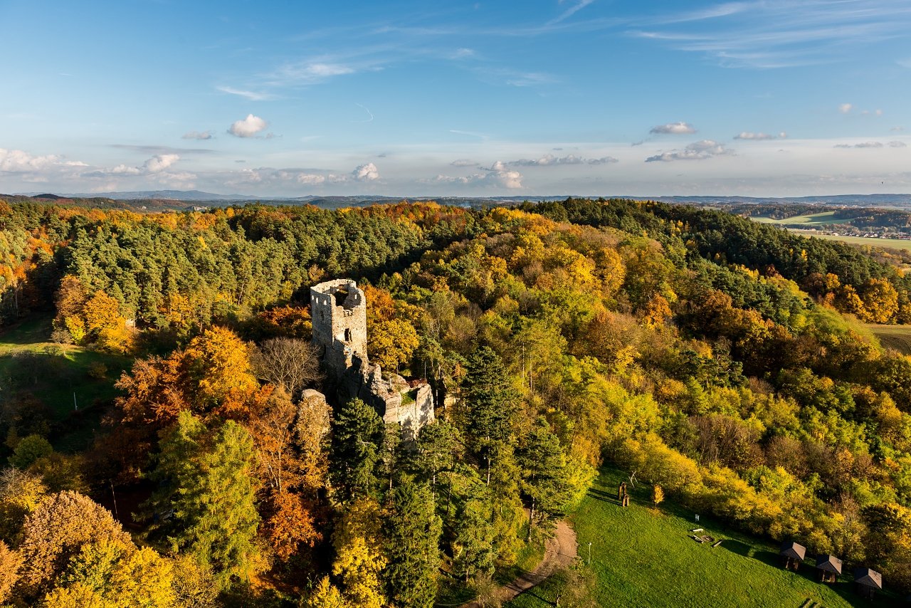 Las ruinas del castillo de roca de Valečov