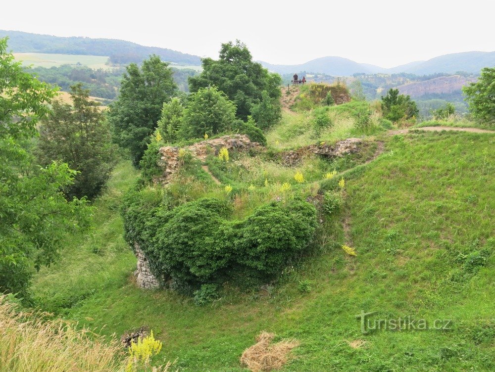 de ruïnes van Tetín en het uitkijkpunt bij het kasteel