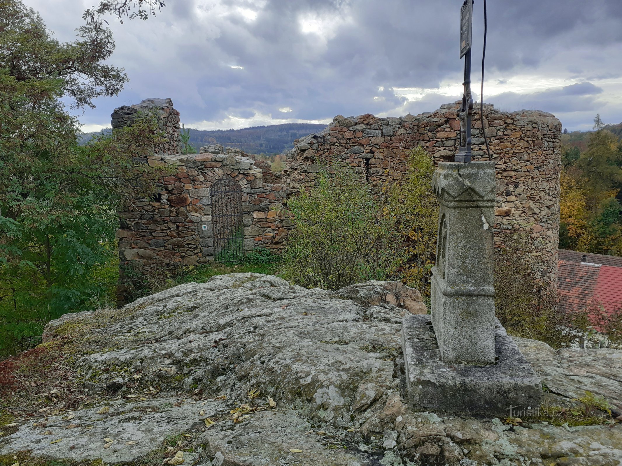 ruševine trdnjave Zavlekov s sev