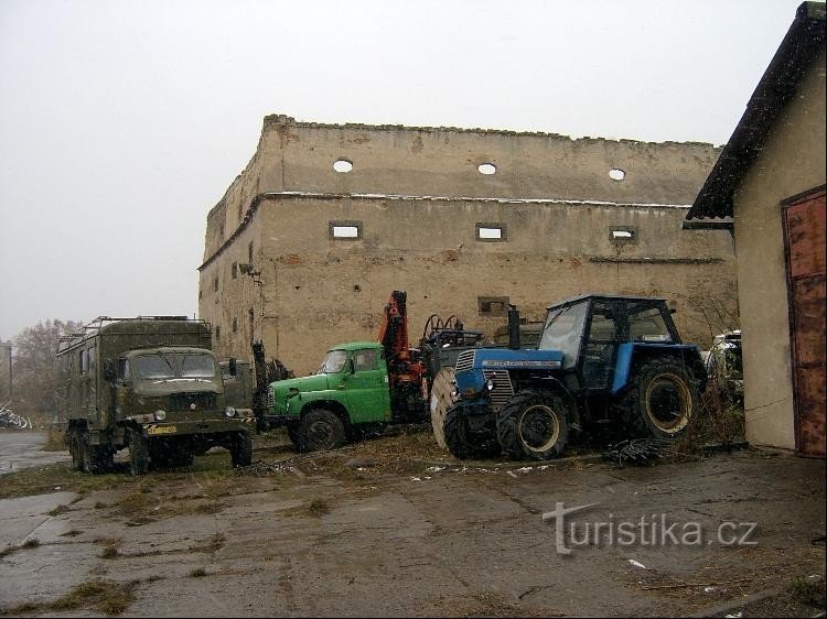 Ruïne in het gebied van het landgoed: Het fort is in zijn huidige vorm alleen als een enorme, bijna th