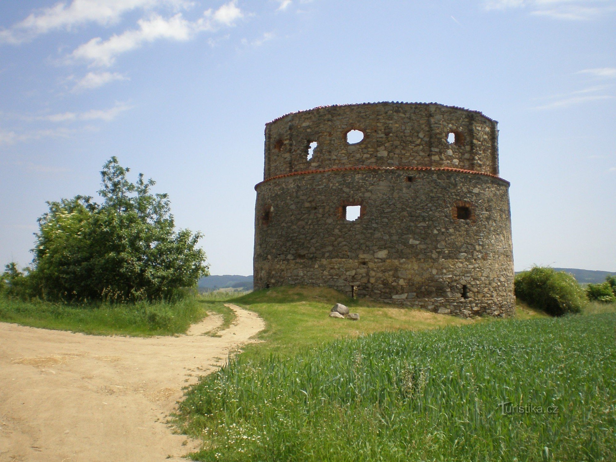 Le rovine di un mulino a vento vicino a Příčov