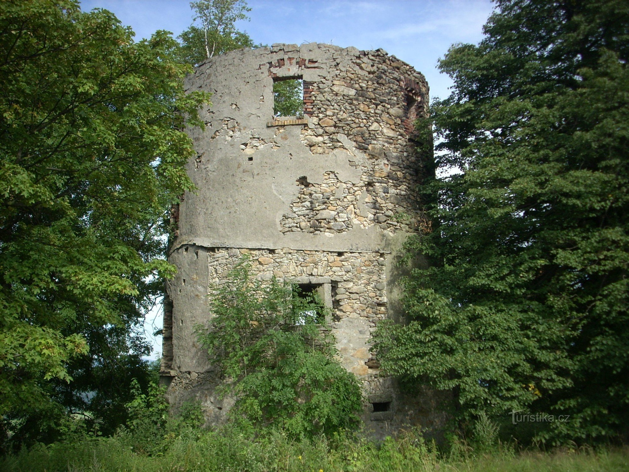 Ruinerna av väderkvarnen i Vysoký