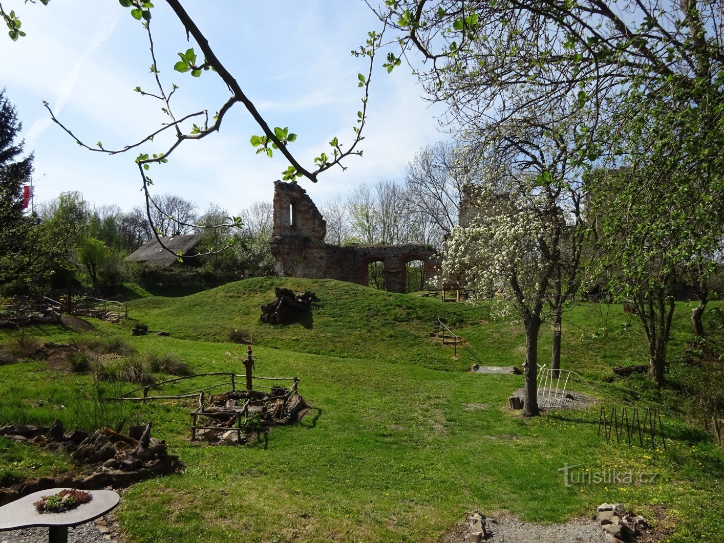 Les ruines de Zásadek au-dessus de la rivière Jizera