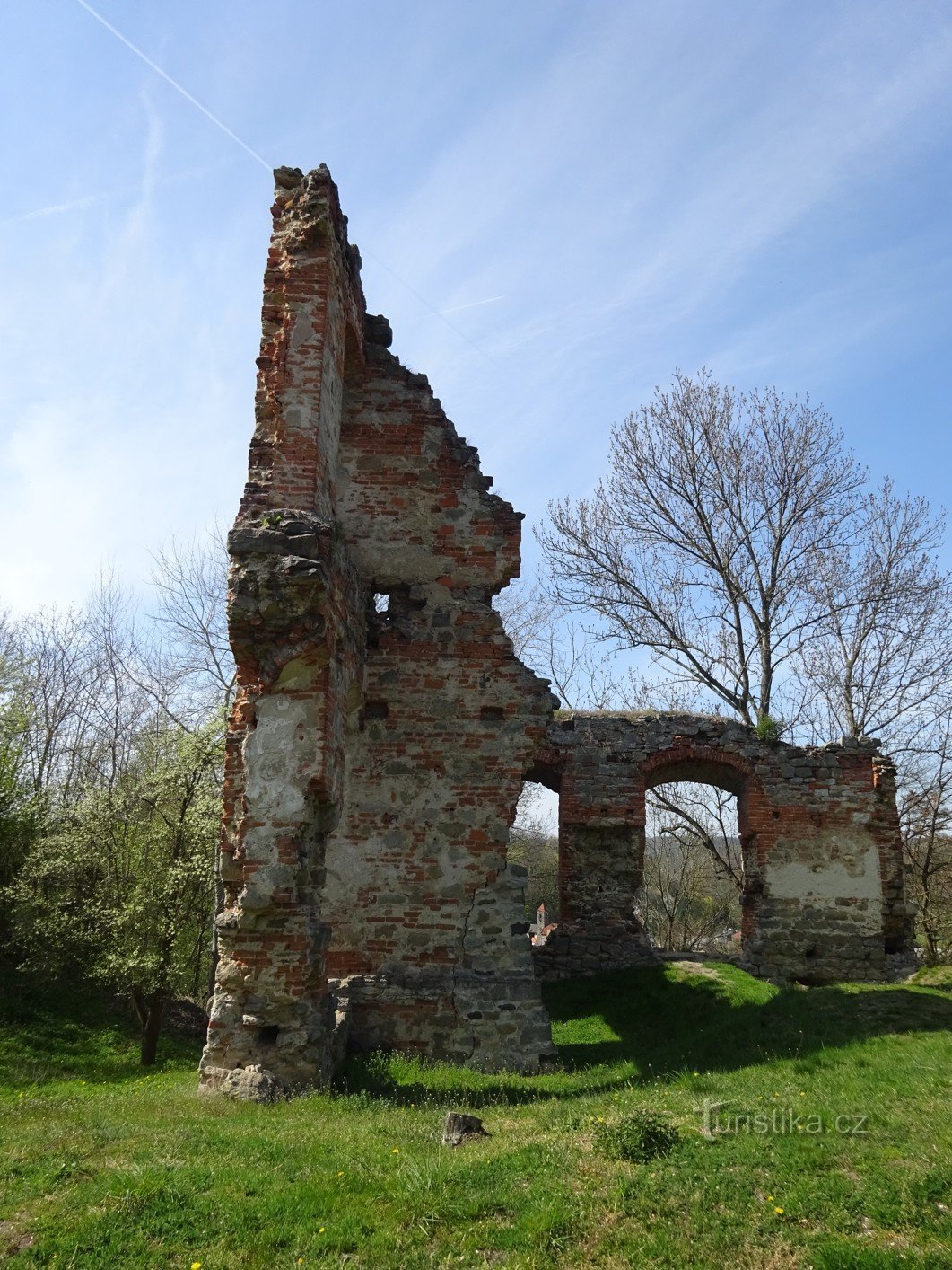 De ruïnes van Zásadek boven de rivier de Jizera