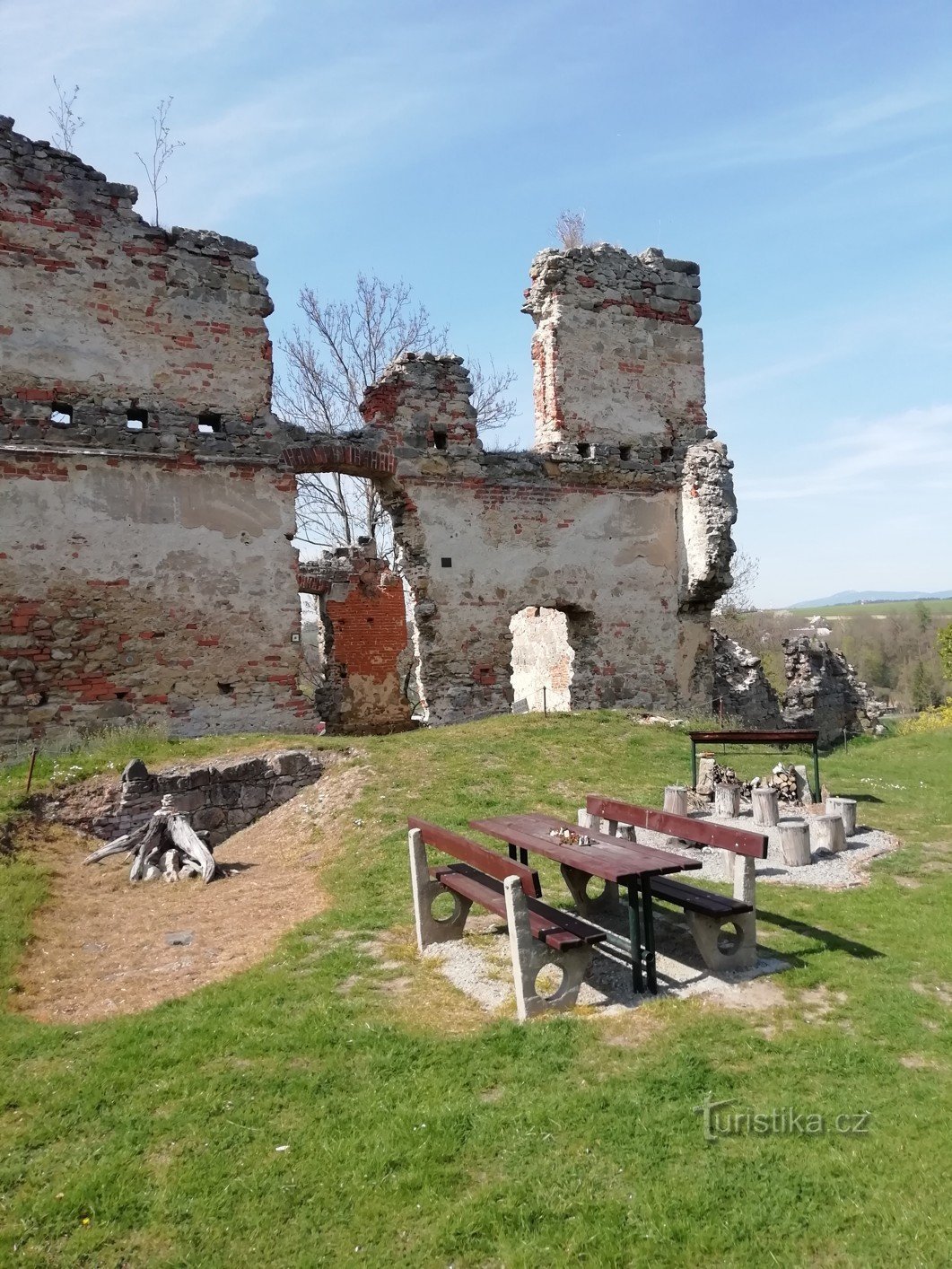 Die Ruinen von Zásadek über dem Fluss Jizera