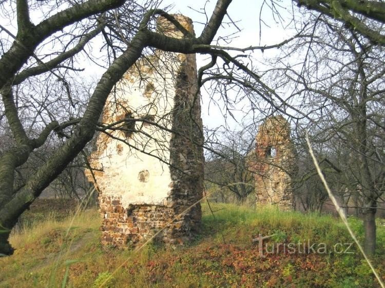 Руїни: зруйнований замок