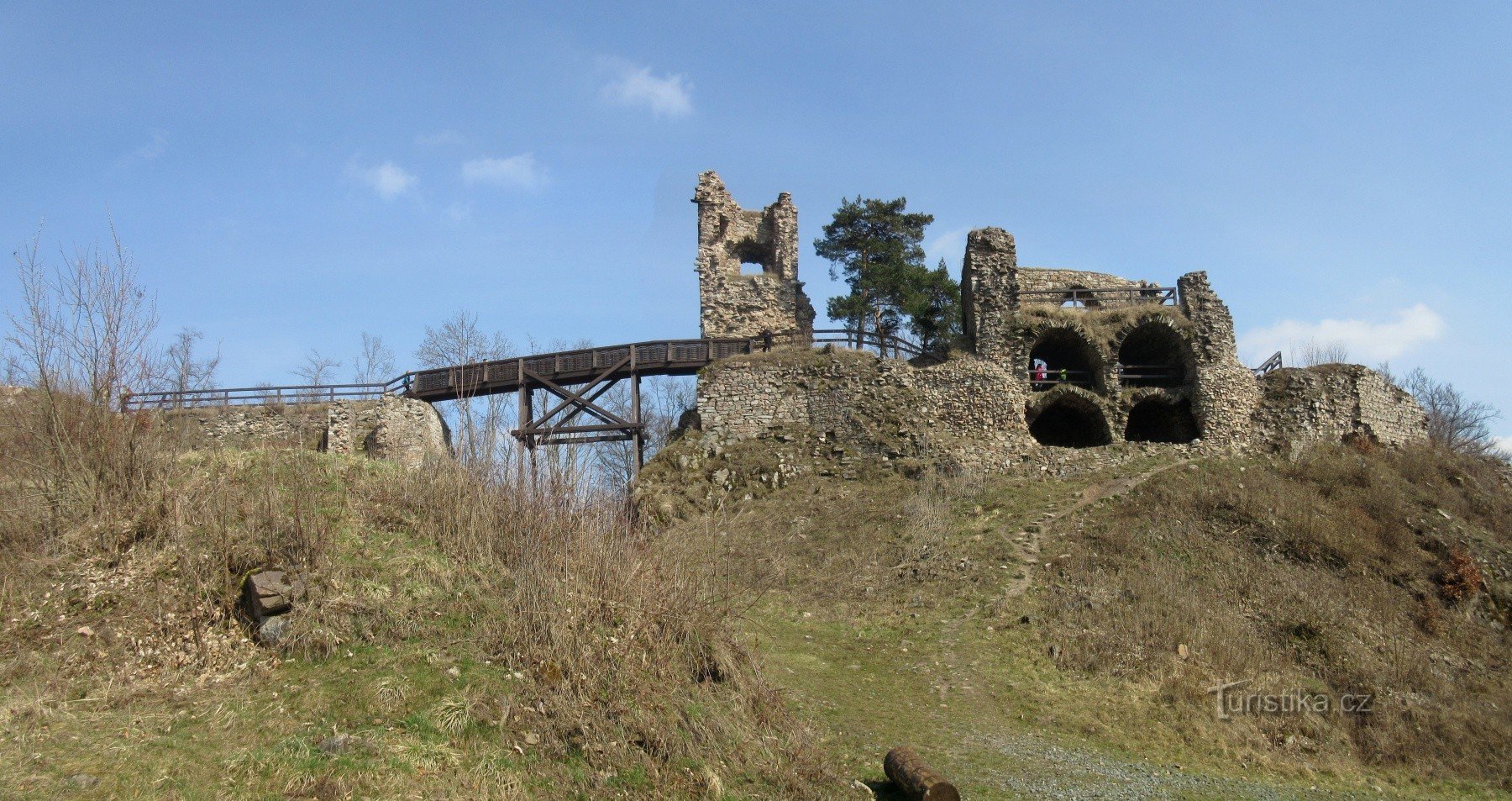 Ruines de Zubštejn - un endroit avec une vue lointaine