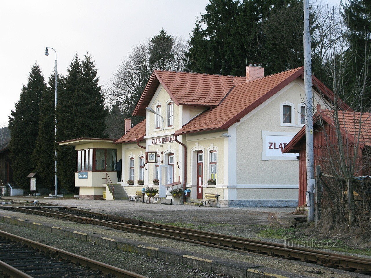 Kolej Zlatá Koruna - początek TZ na górę Kleť