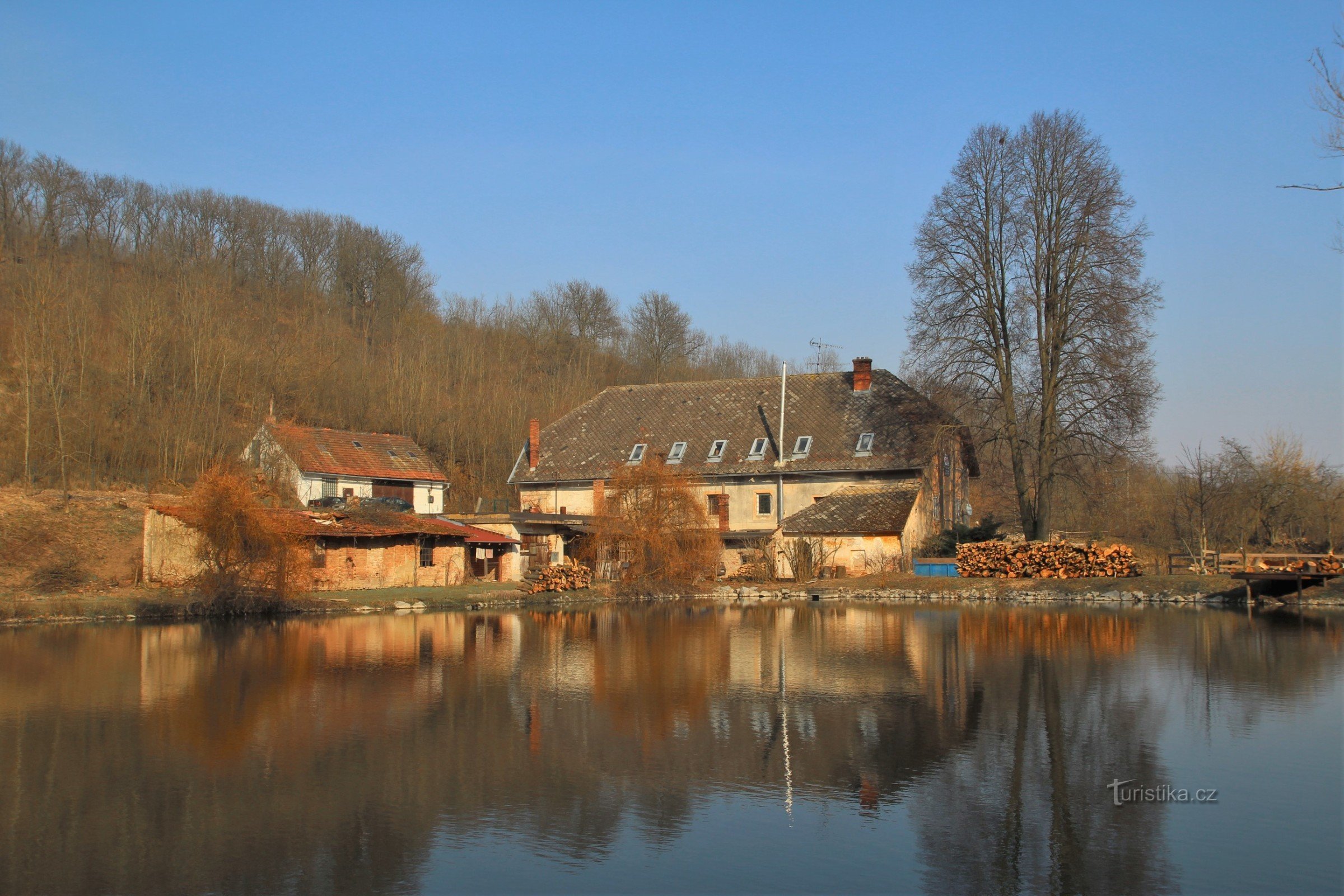 Zukals mølle reflekteres på overfladen af ​​dammen