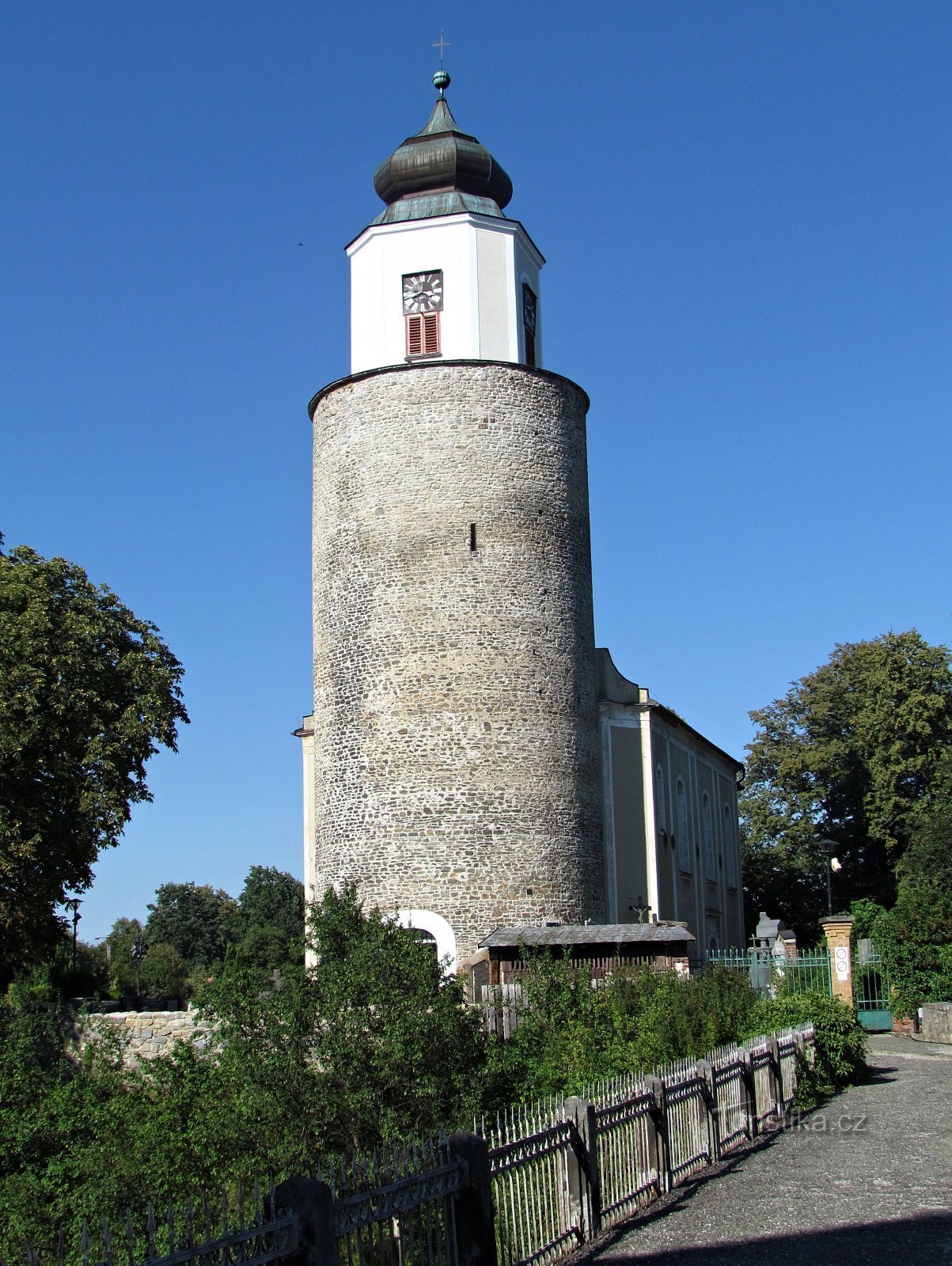 Žulová - cementerio bajo la antigua torre del castillo