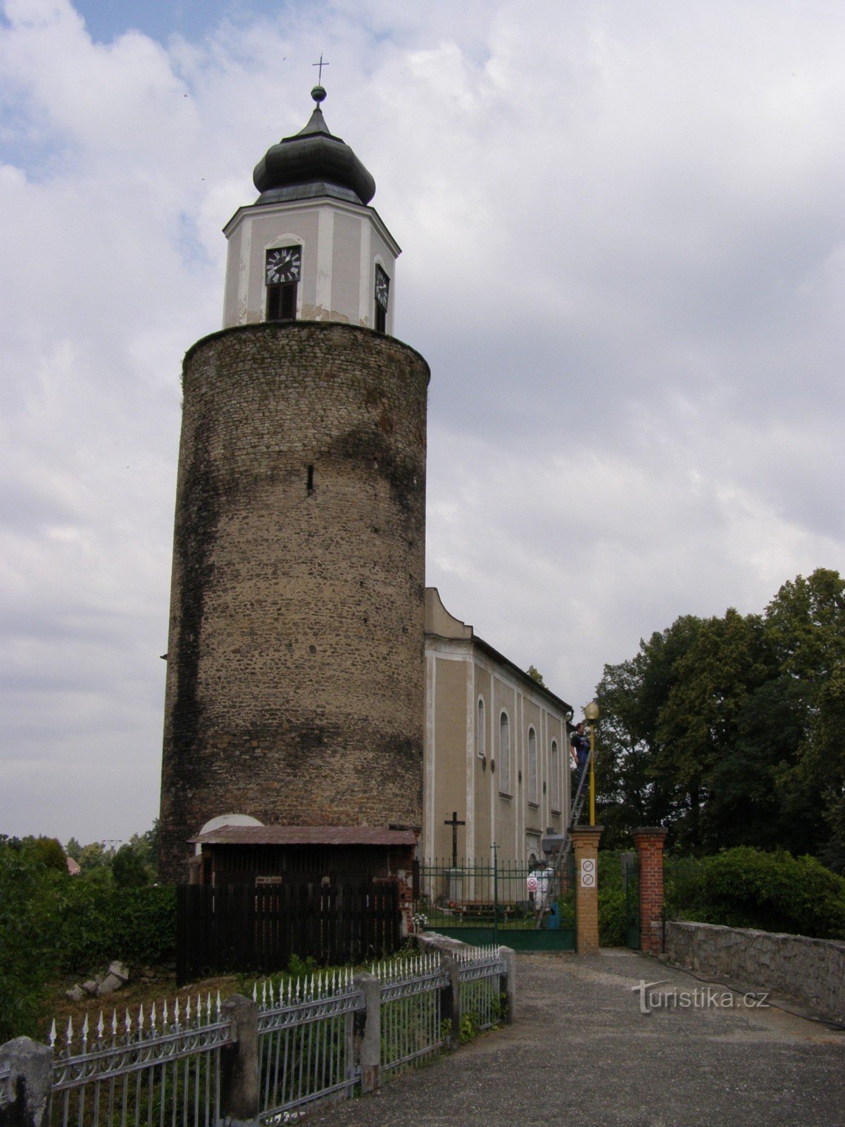 Žulová - Biserica Sf. Iosif cu turnul castelului