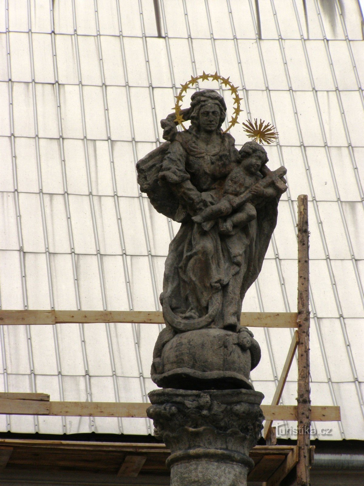 Žulová - una columna con una estatua de Nuestra Señora