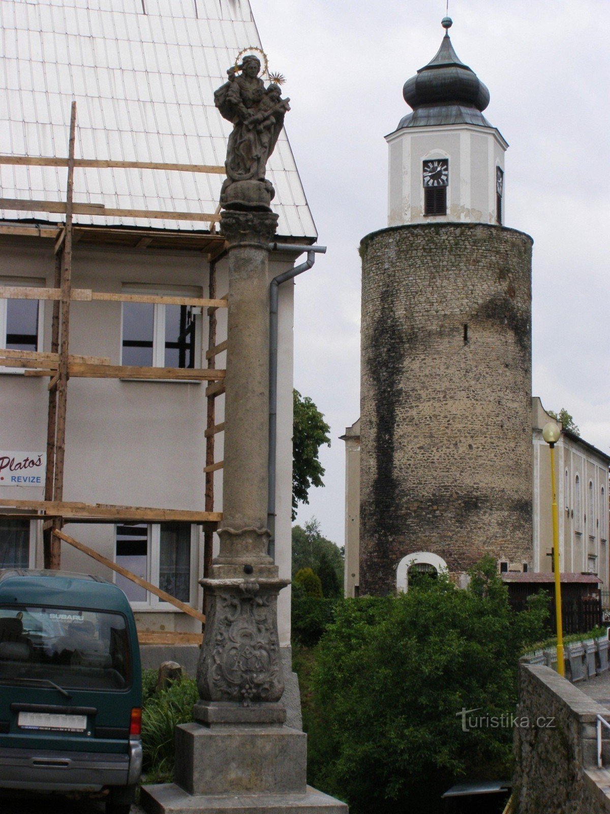 Žulová - eine Säule mit einer Statue der Muttergottes