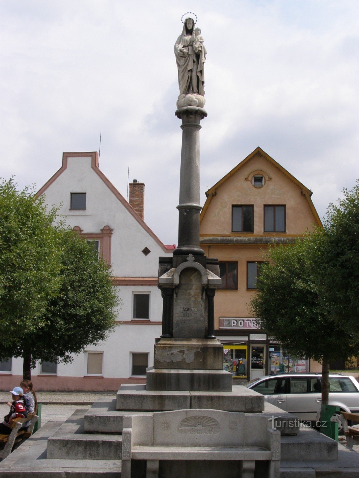 Žulová - eine Granitsäule mit einer Statue der Muttergottes