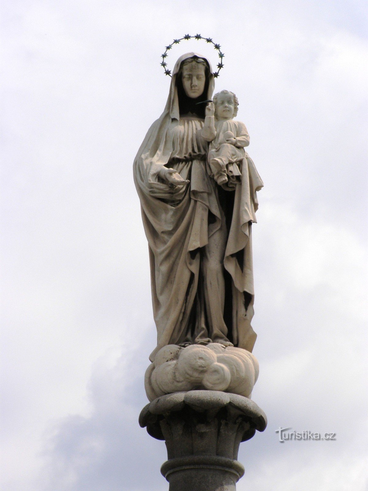 Žulová - una columna de granito con una estatua de Nuestra Señora