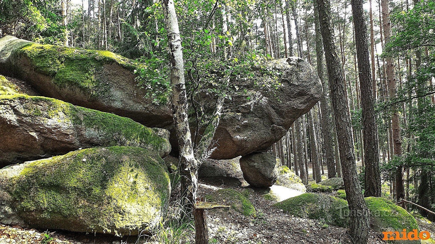 花岗岩露头的形状类似于一个巨大的羽绒被或枕头（因此得名）。