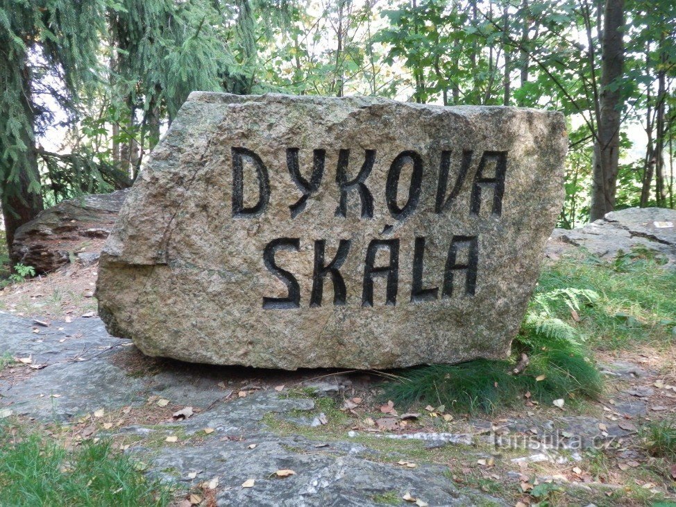 Un bloc de granit au sommet de la rocaille