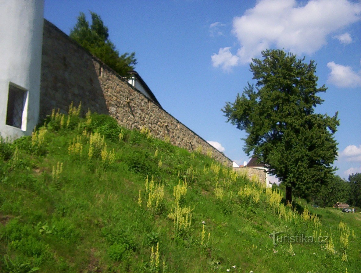 Žumberk (Zár) - південні стіни
