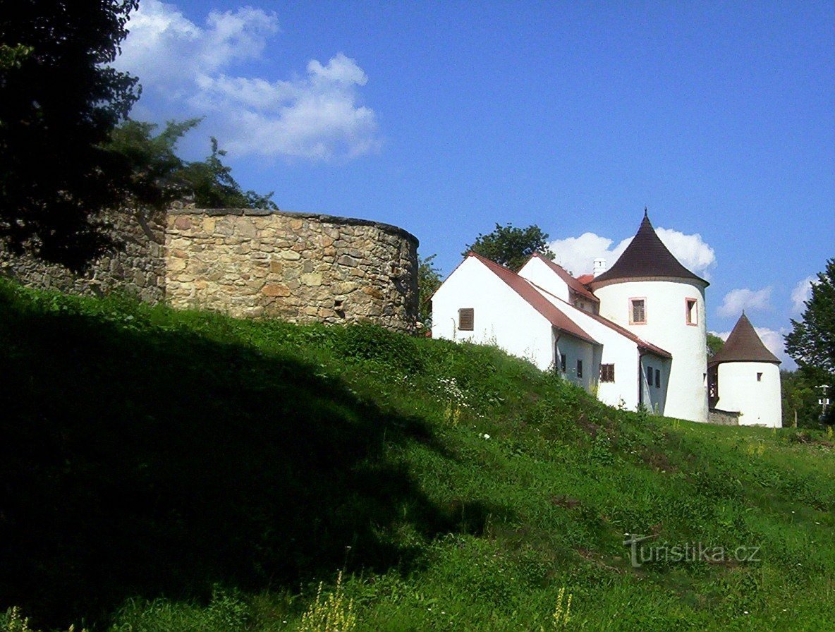 Žumberk (Žár) - bức tường phía nam từ phía tây