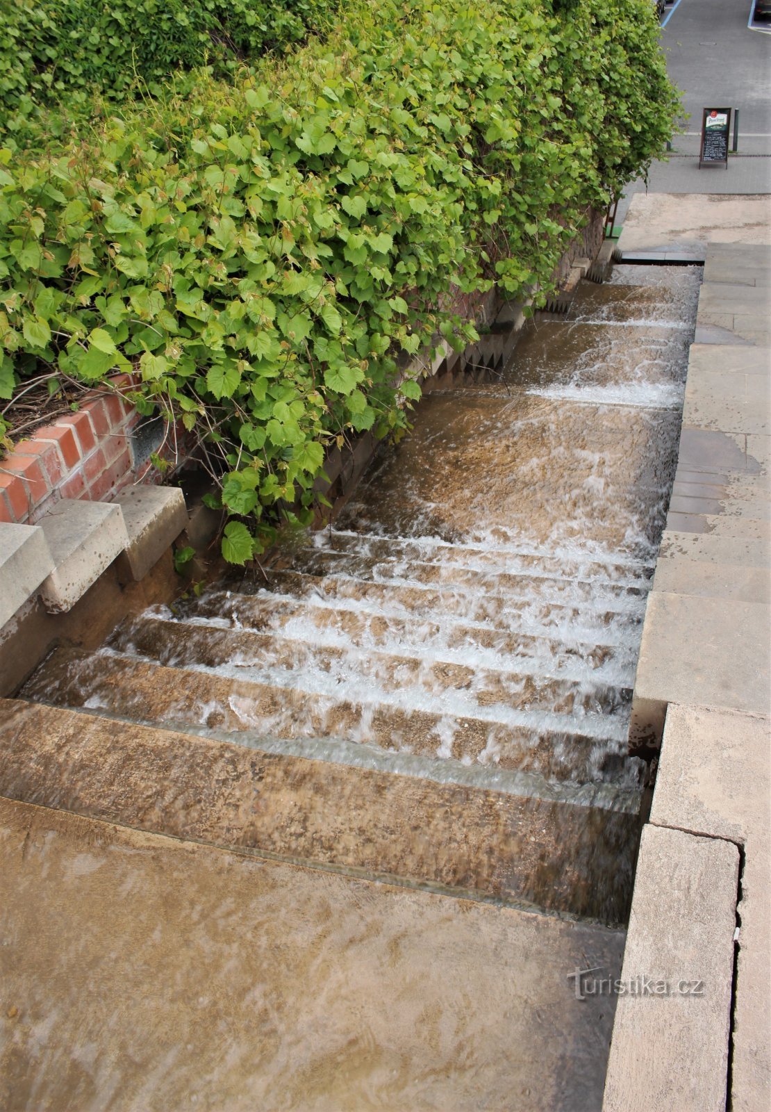 階段を水が勢いよく流れ落ちる