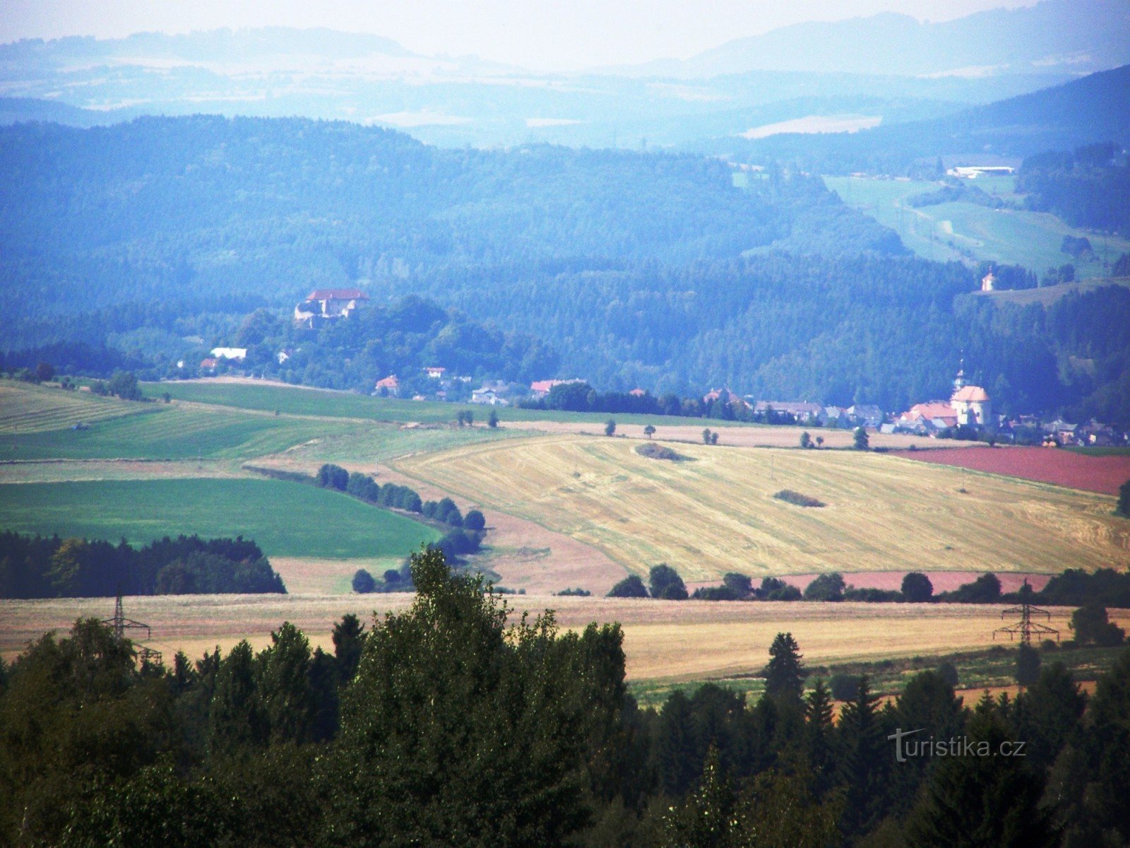 Zvičina - pogled na grad Pecka