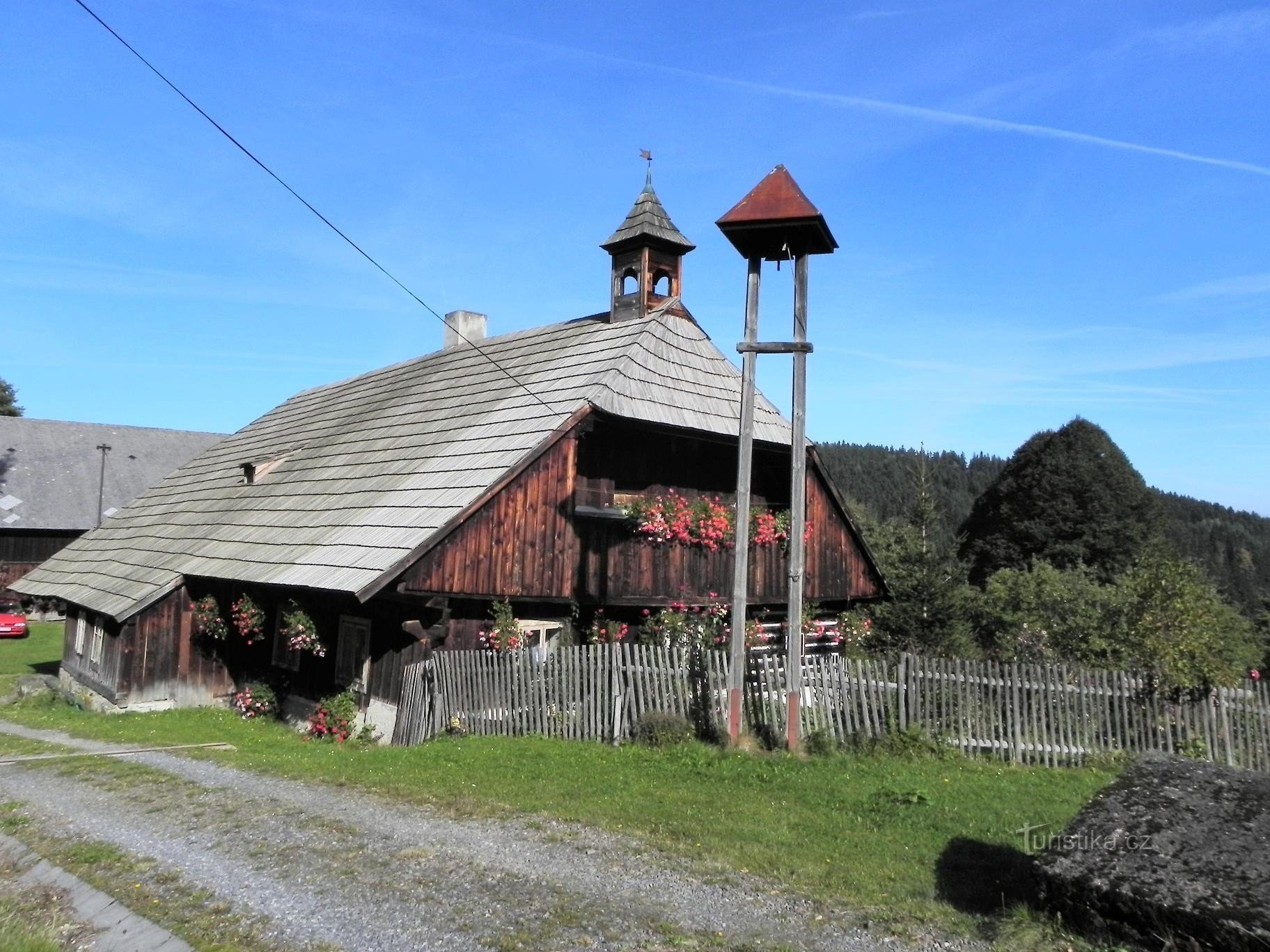 Zvíkov, cabana de madeira e torre sineira