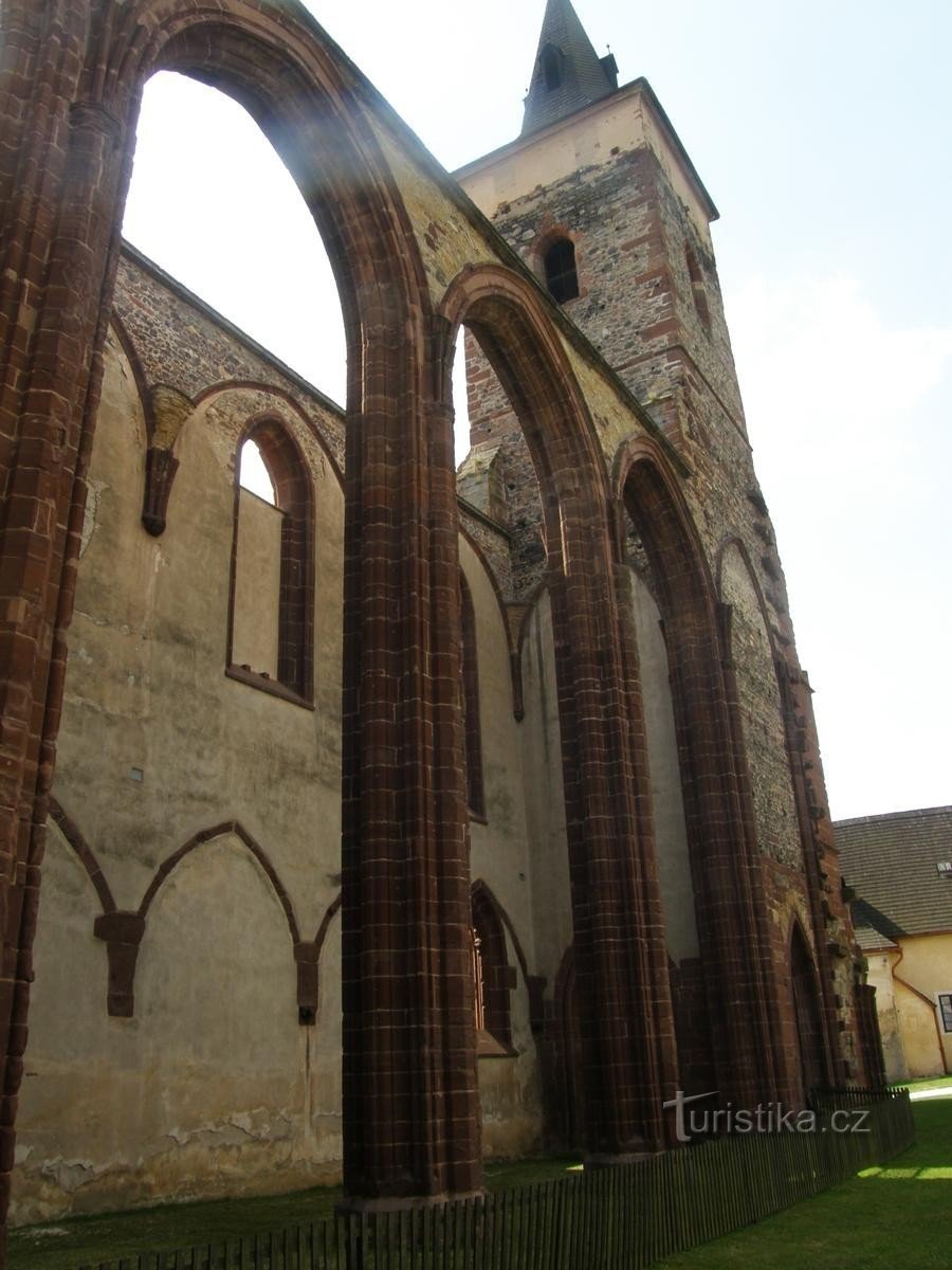 Un fascino speciale permea il monastero locale