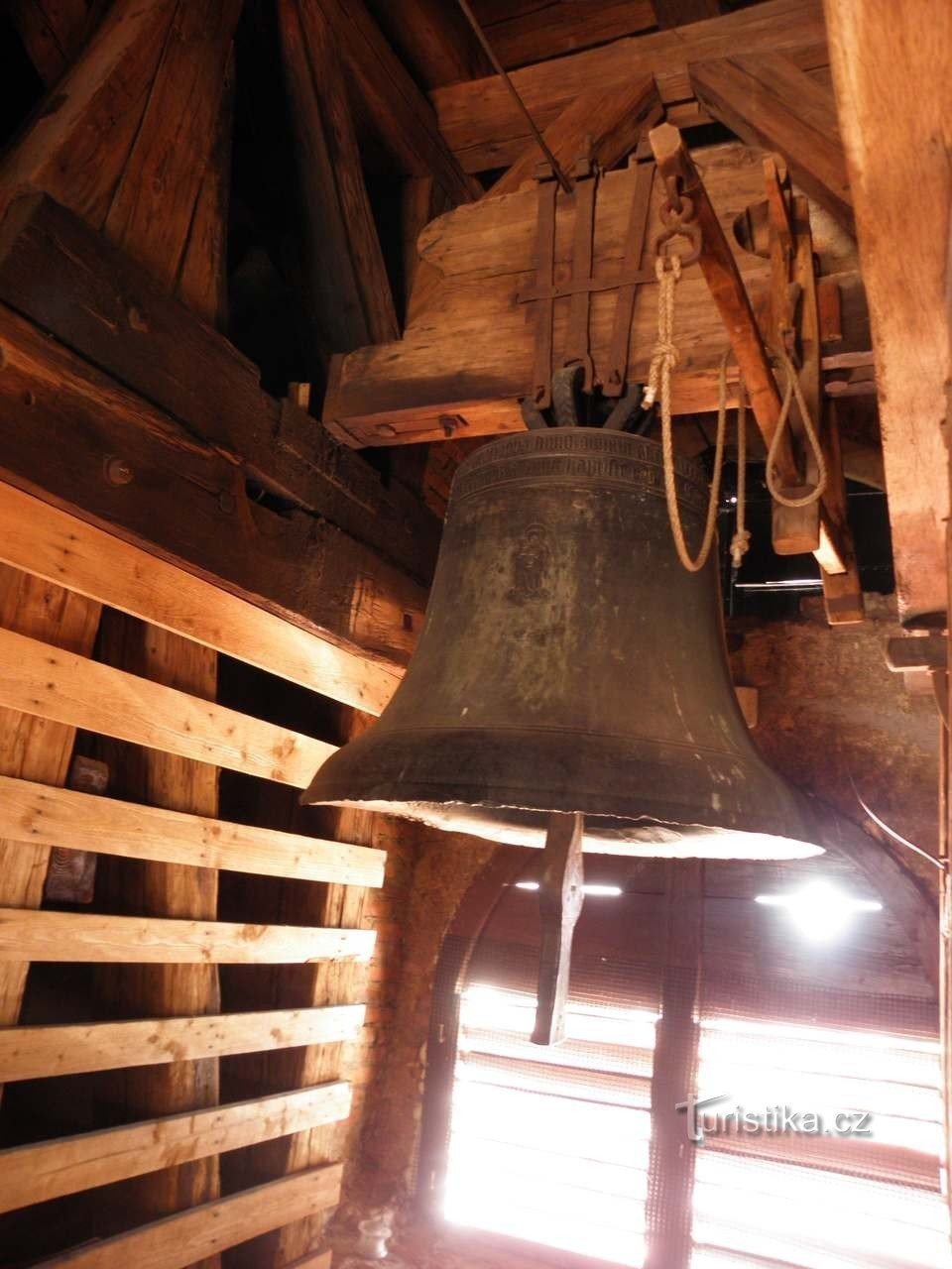 Zvon na věži kostela Nanebevzetí Panny Marie - 27.7.2010