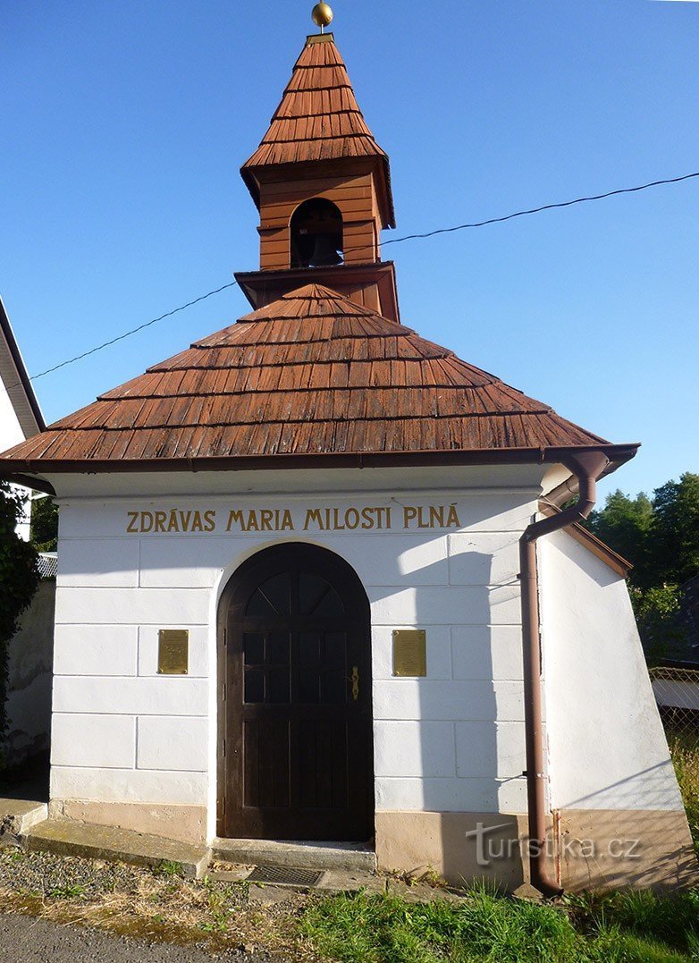 Campanario y capilla de la Virgen María en Bílek