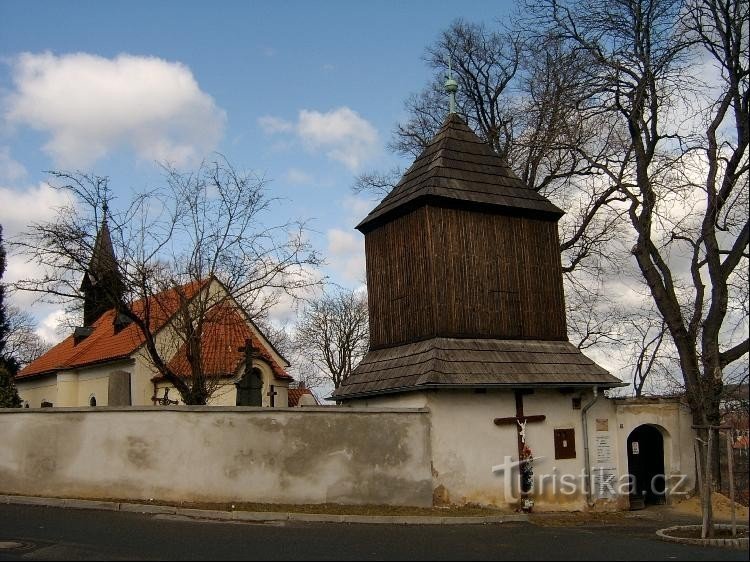 Glockenturm und Kirche: Kirche St. Vavřinec Aus dem romanischen Gebäude des letzten Viertels des 11. Jahrhunderts