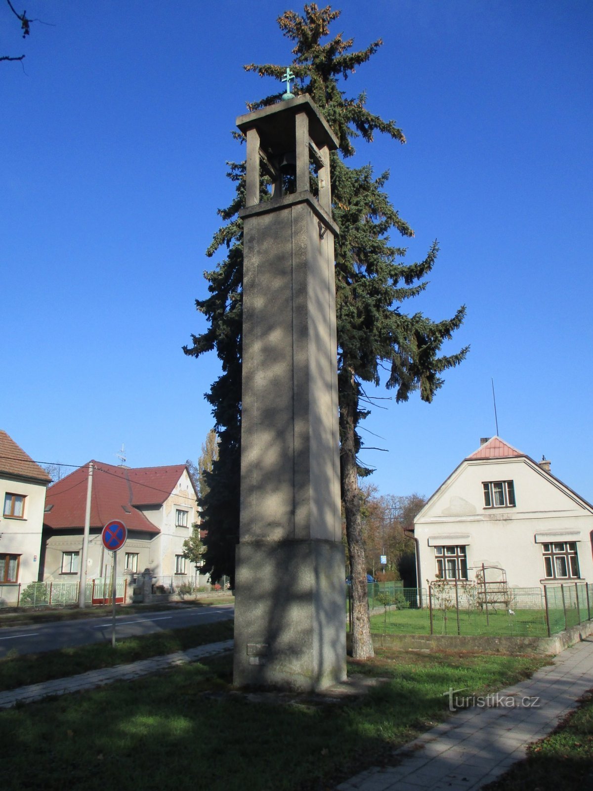 Klocktorn i den tjeckoslovakiska kyrkan i Pouchov (Hradec Králové)