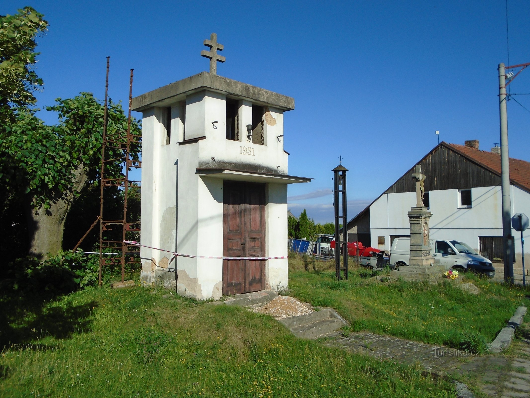 Dzwonnica kościoła czechosłowackiego, dzwonnica i krzyż przed ich naprawą (Syrovátka)