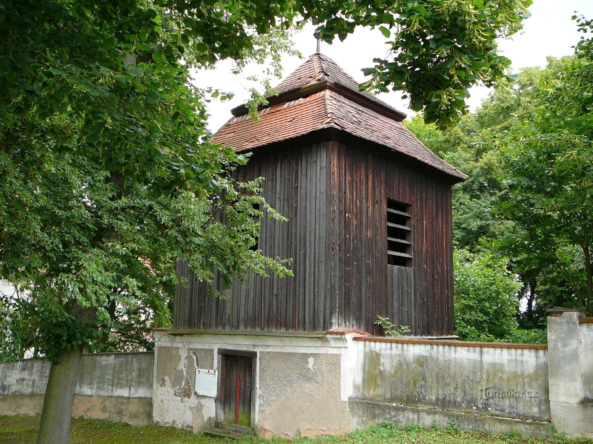 Der Glockenturm der Hrešihlav-Kirche