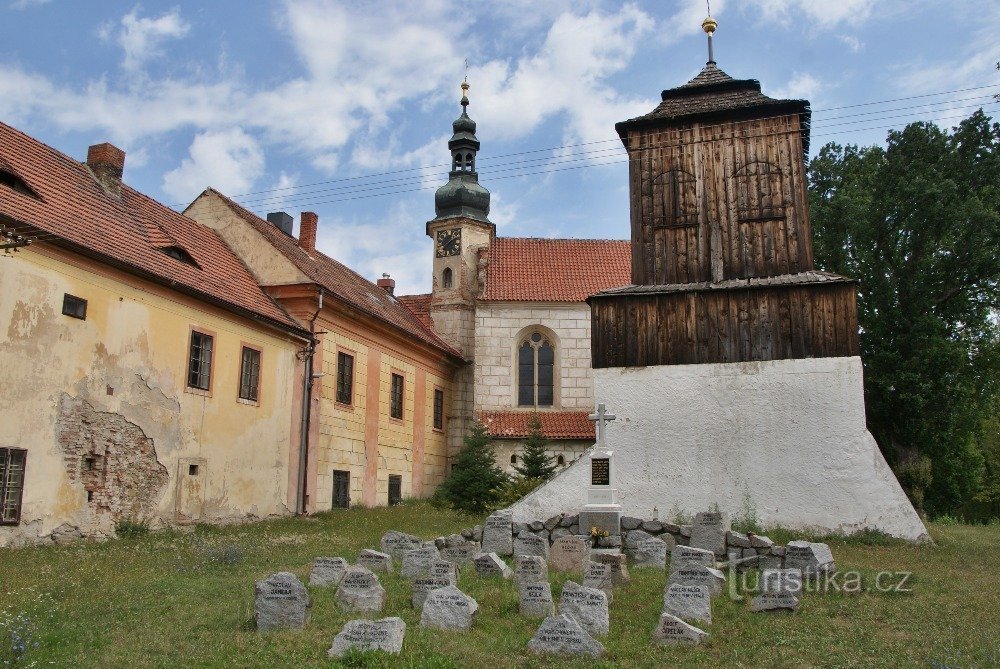 zvonik med grajsko cerkvijo in simboličnim pokopališčem