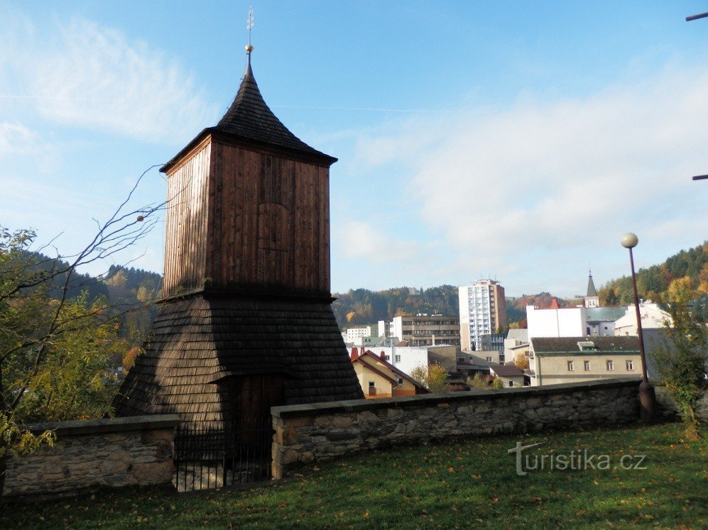 Zvonice na hraně kostelního návrší