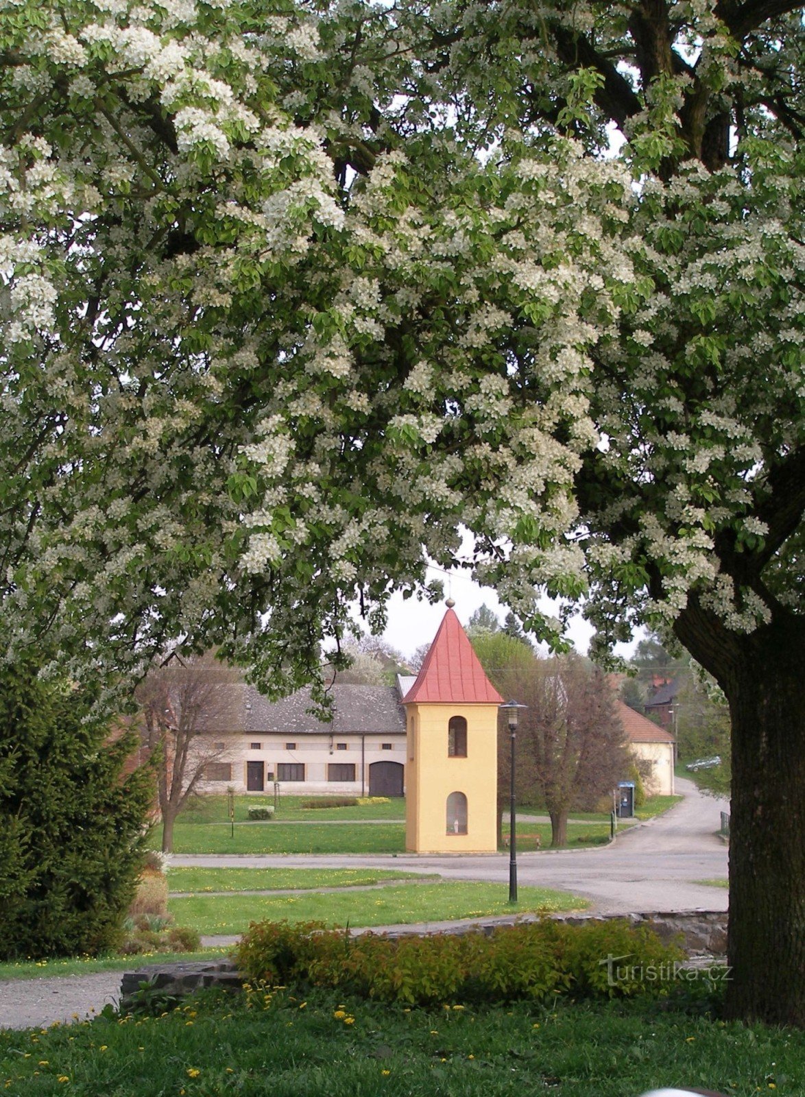 Campanario en el pueblo