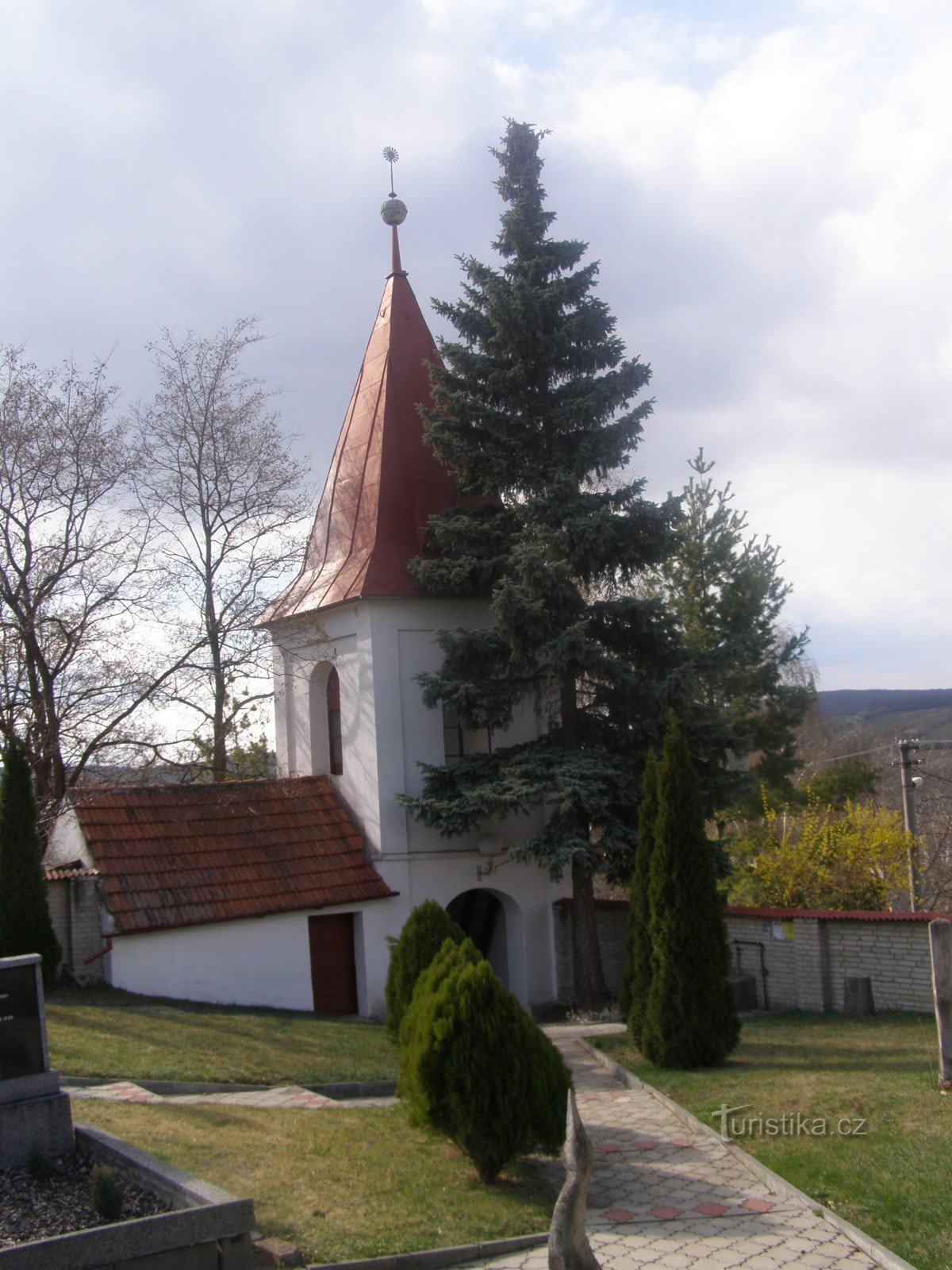 Klokketårn fra kirkegården