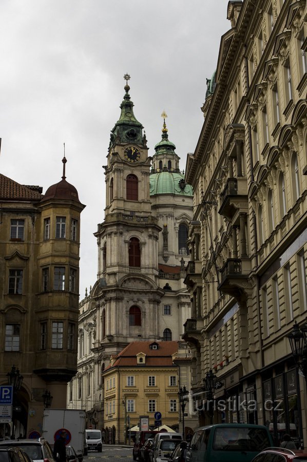 A torre do sino pertence à cidade, a igreja à igreja