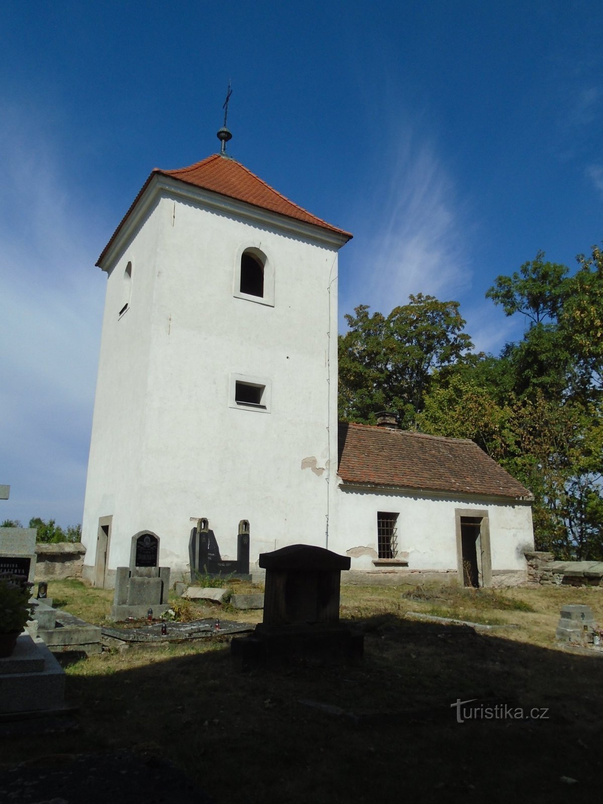 Glockenturm mit Totengräberwohnung bei der Kirche St. Wenzel (Habřina, 9.9.2018)