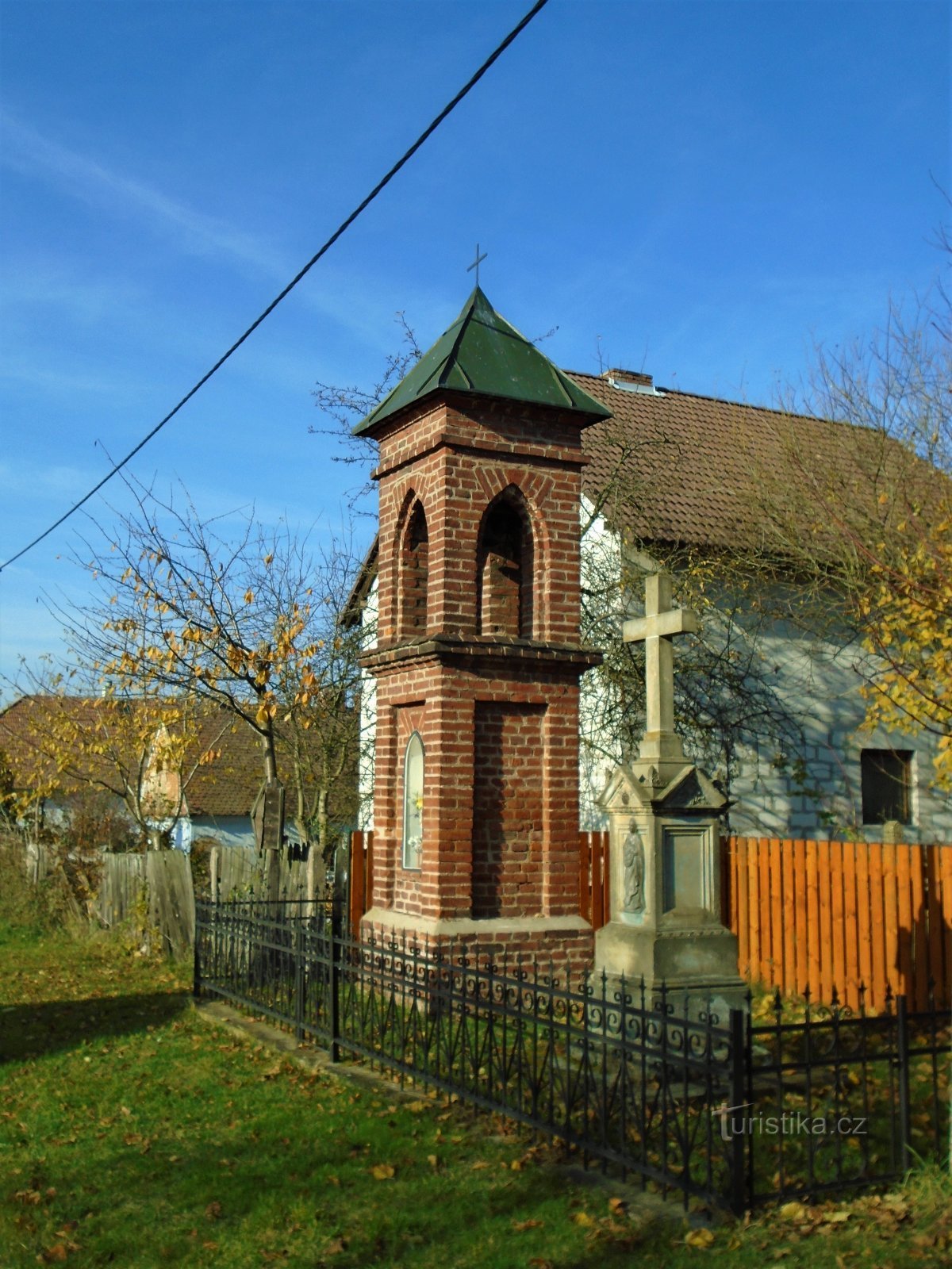 Beffroi avec une croix (pelouse)