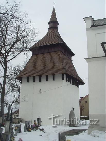 campanario con reloj de sol