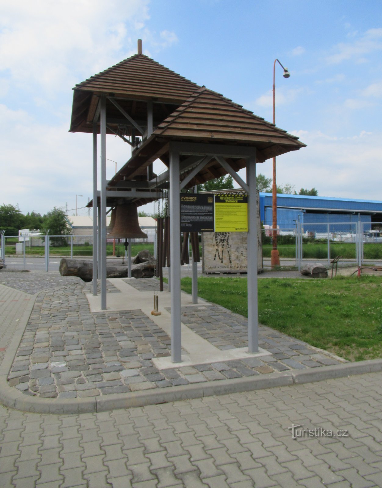 Campanario con carillón en el complejo Kovozoo en St. Ciudad